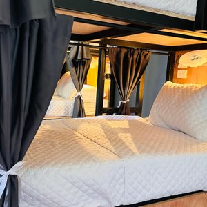 En el Hostal Amaya, hemos diseñado un espacio cómodo y funcional para garantizar tu descanso. Nuestras camas, cuidadosamente equipadas con colchones de calidad, edredones suaves y cortinas individuales, te brindan privacidad y comodidad. Cada litera cuenta con luz de lectura, tomacorrientes y almacenamiento personal, pensando en tu conveniencia. Disfruta de un ambiente tranquilo y acogedor, ideal para relajarte después de explorar el vibrante Centro Histórico de Guatemala.