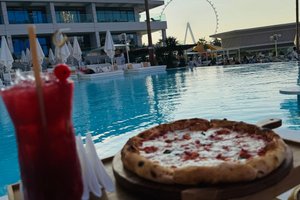 Pool & Beach