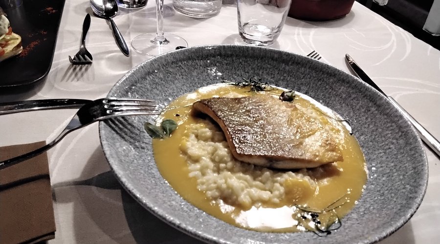 Pavé d’omble chevalier  accompagné de risotto au butternut