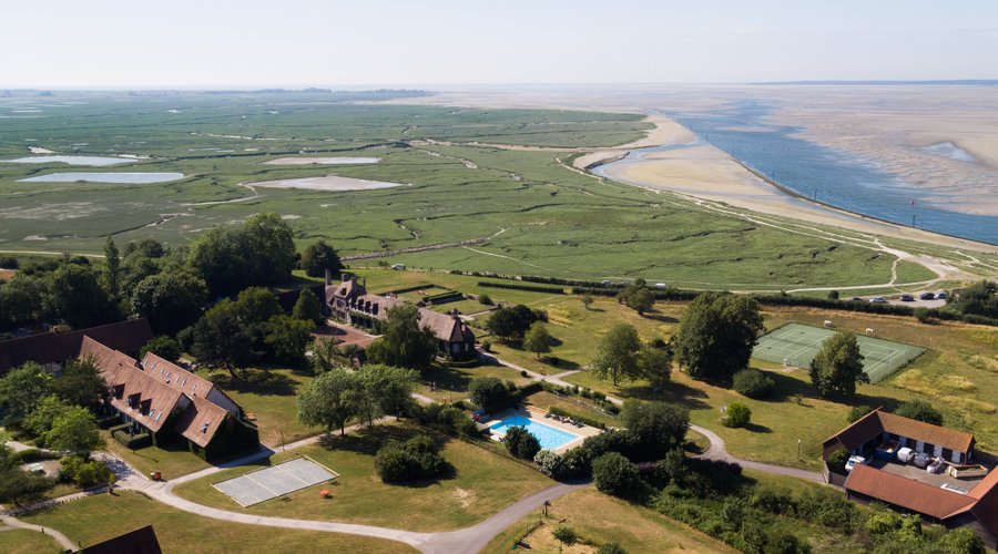 Dans son parc de 15 hectares au bord de la Baie, notre hôtel est le lieu idéal pour vous déconnecter et vous oxygéner / Photo : ©Franck Hélin
