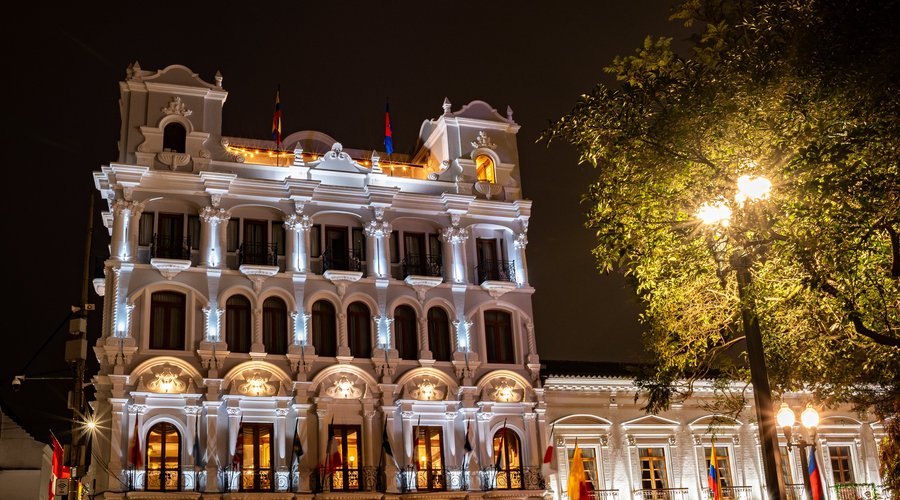 Hotel Plaza Grande: Un ícono de elegancia y tradición en el corazón de Quito. Disfruta de una experiencia única, donde el lujo y la historia se encuentran para ofrecerte momentos inolvidables.