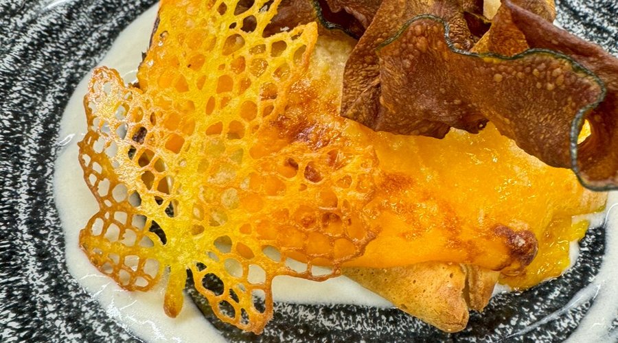 Fagottino ripieno di Zucca e Nocciole con crema di Taleggio.