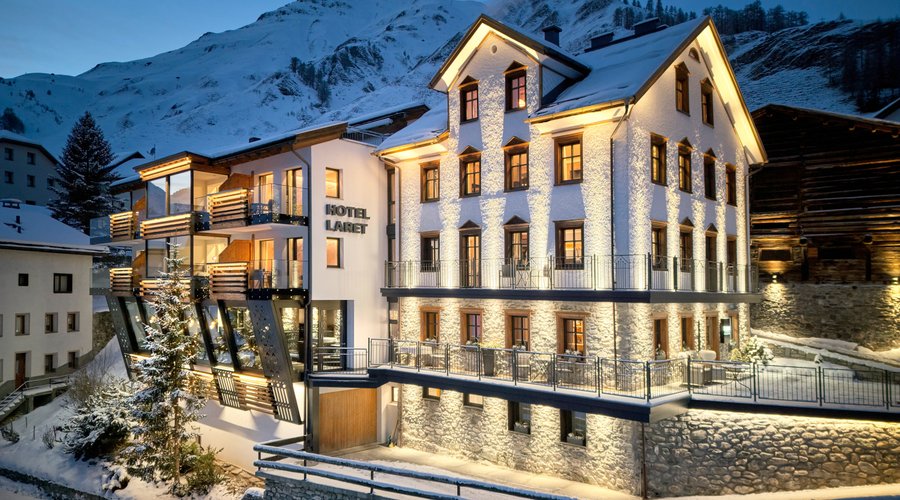 Das LARET private Boutique Hotel - Adults only ist das einzige Erwachsenenhotel in Samnaun und steht für eine gediegene, ruhige und private Atmosphäre. Die stilvolle Einrichtung, die edlen Materialien und die sorgsam arrangierten Details schaffen ein Ambiente, das Entspannung und Genuss perfekt unterstützt.   Hier will man sein, hier will man bleiben.