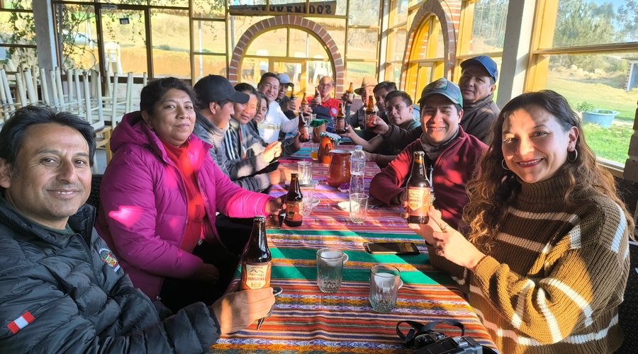 La chicha de jora con la cerveza artesanal yungaina disfrutando con los amigos visitantes en el restaurante. 