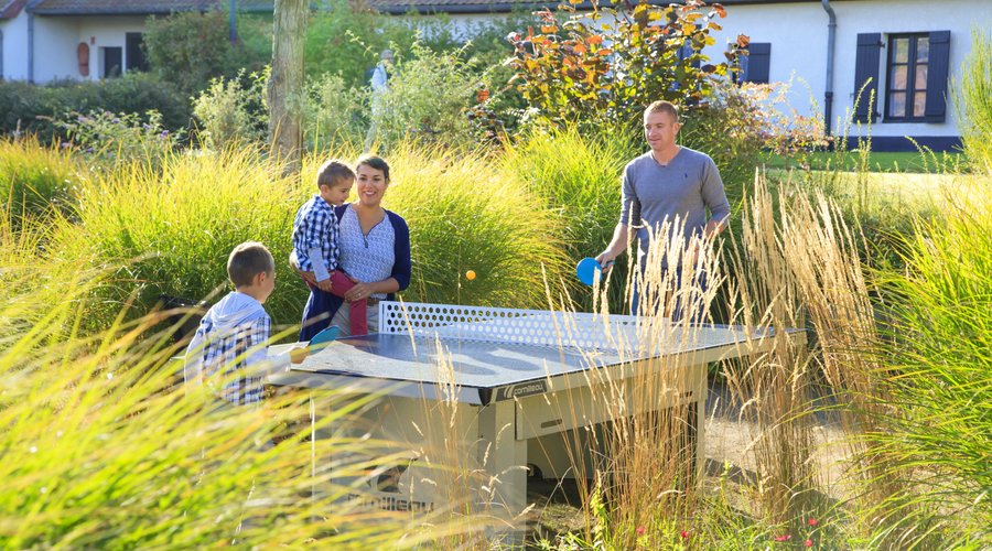 Activités pour tous, profitez de votre séjour pour initier vos petits aux joies des jeux de raquettes (ping-pong ou tennis). Matériel disponible à la réception / Photo : ©FLAMENT Anne-Sophie