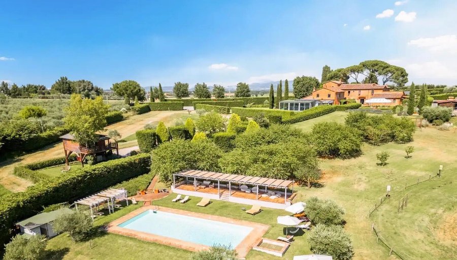 L'Agriturismo è stato realizzato sui resti di un antico monastero fondato dai monaci olivetani nel XV secolo, caratteristica che lo rende unico. L'edificio principale, che conserva dettagli architettonici originali come travi a vista, volte a botte e muri in pietra, è stato restaurato per conservare il suo fascino storico. Accanto all'ex monastero, una dependance, l'antico granaio del monastero, ospita un centro benessere completo di piscina coperta, sauna, bagno turco e sale massaggi.