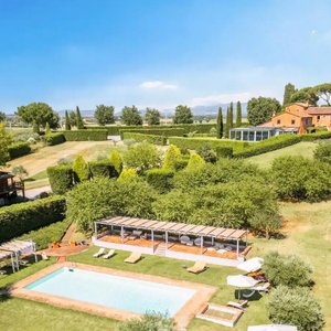 L'Agriturismo è stato realizzato sui resti di un antico monastero fondato dai monaci olivetani nel XV secolo, caratteristica che lo rende unico. L'edificio principale, che conserva dettagli architettonici originali come travi a vista, volte a botte e muri in pietra, è stato restaurato per conservare il suo fascino storico. Accanto all'ex monastero, una dependance, l'antico granaio del monastero, ospita un centro benessere completo di piscina coperta, sauna, bagno turco e sale massaggi.
