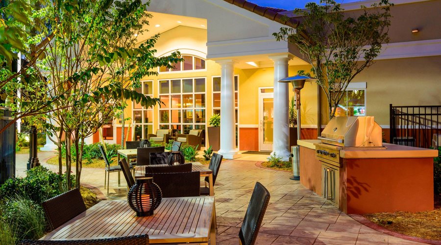 Outdoor Patio & Grill