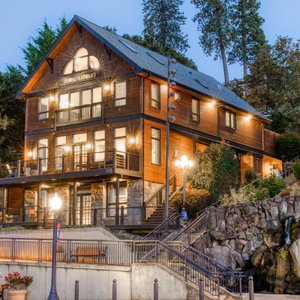 The Horsefeathers Hotel, located at the base of the historic Second Street steps in the heart of Hood River's Central Business District.