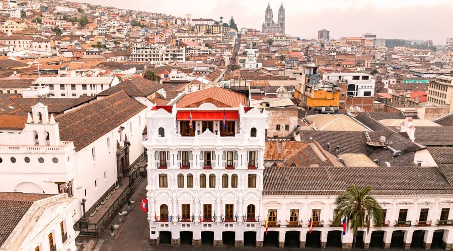 Hotel Plaza Grande: Un ícono de elegancia y tradición en el corazón de Quito. Disfruta de una experiencia única, donde el lujo y la historia se encuentran para ofrecerte momentos inolvidables.