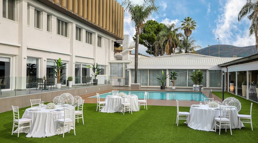 Situato in una zona periferica tra la città e le aree commerciali, questo hotel circondato dagli alberi dista 5 minuti a piedi dalla stazione ferroviaria di Nola (linea Circumvesuviana), 14 minuti a piedi dal Complesso Basilicale Paleocristiano e 12 km dal Circuito Internazionale Napoli.  Le camere accoglienti dall'atmosfera tradizionale sono dotate di WiFi gratuito e TV a schermo piatto. Le moderne sistemazioni di categoria superiore hanno un frigobar. Le suite offrono in più area soggiorno, va
