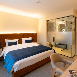 Une chambre lumineuse et confortable au design élégant, parfaite pour un séjour relaxant.