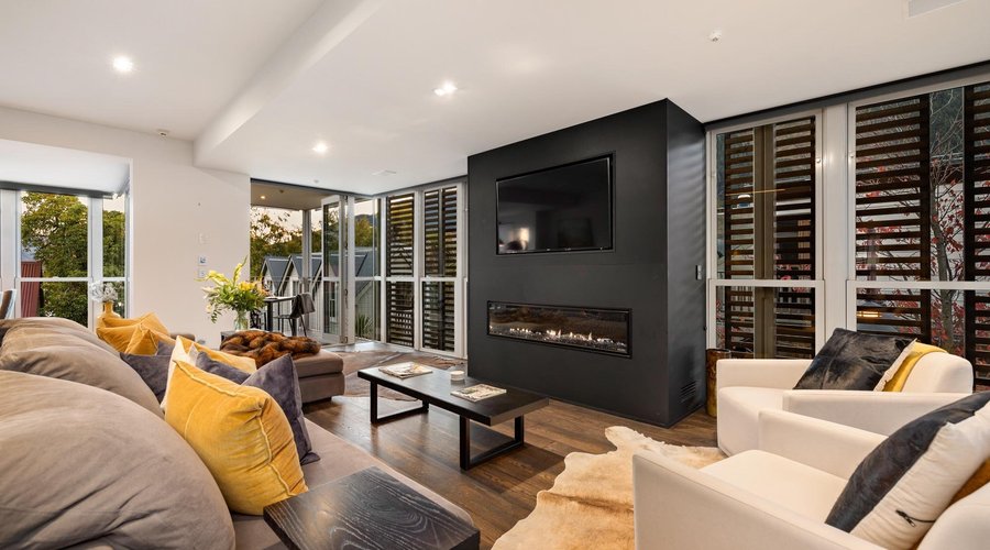 Earl St by Eichardt's - Living Area