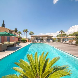 Piscine extérieure ouverte et chauffée à l'année avec vue sur la mer en contrebas. 