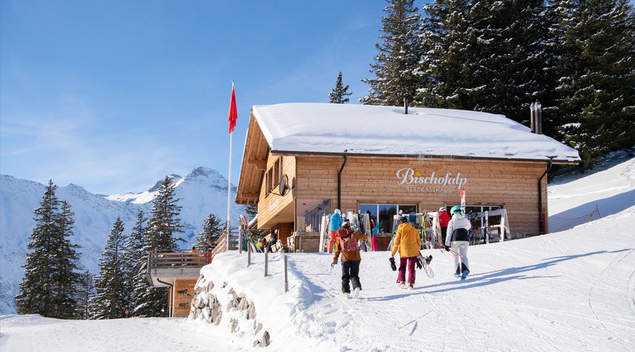 Berghotel Bischofalp - direkt am Skilift Bischofalp und in 45 Min zu Fuss über den Winterwanderweg ab der Bergstation der Sportbahnen Elm erreichbar.