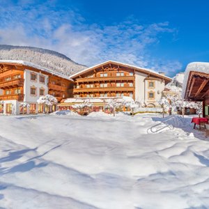Schneezauber und Gemütlichkeit – dein Hotel inmitten einer winterlichen Oase.