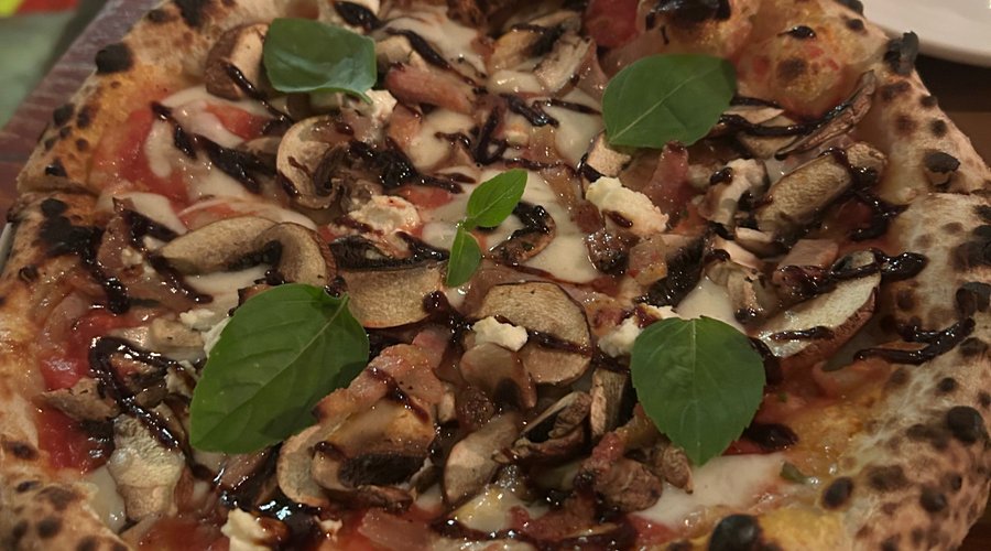 Pizza de cogumelos, 28 cm, R$79,00
Assada no forno a lenha, deliciosa.