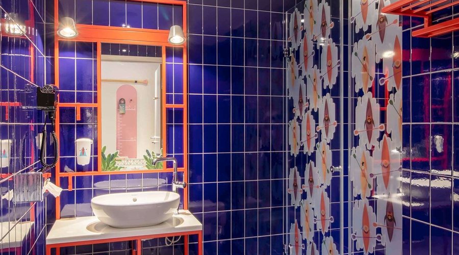 Guest room bath