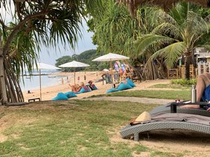 สระว่ายน้ำและชายหาด