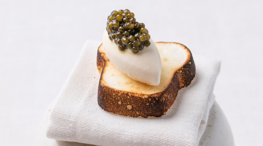 Snack: Pan aéreo, helado de levadura, caviar Osetra