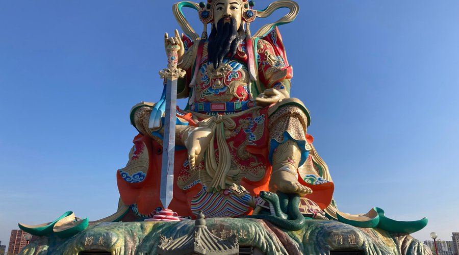 この道教の神像が大きさ、威厳があり、一番、伝わってきました。
像の内部にも、小さな像があり、お参りできます。