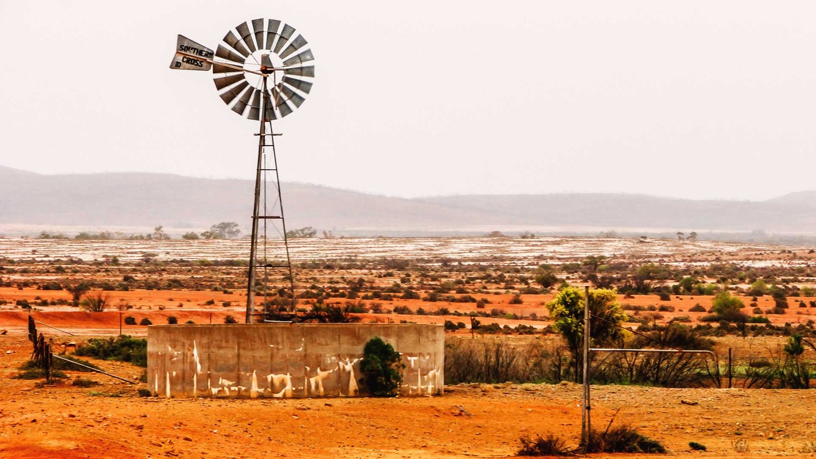 Molino de viento en los parajes naturales de tonos rojizos del interior de Australia. 