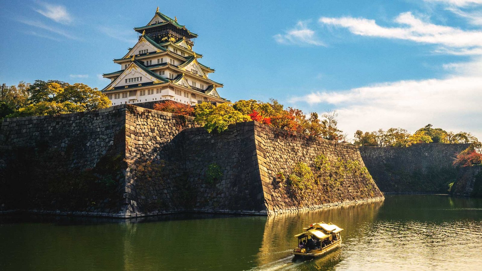 Barco turístico por el foso del Castillo de Osaka