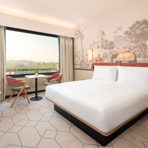 Standard room with pool/city view