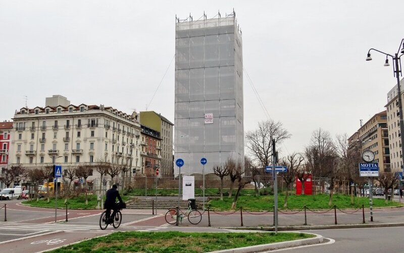 Il monumento ingabbiato