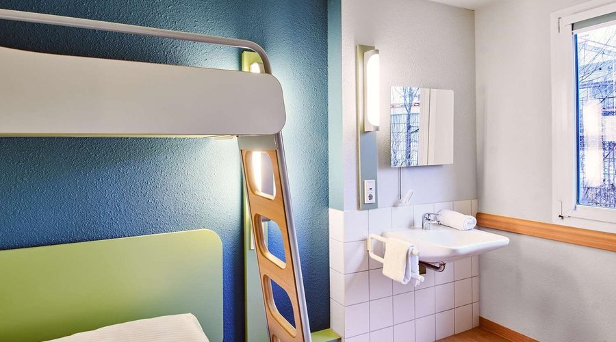 Guest room bath