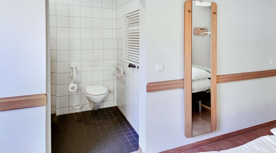 Guest room bath