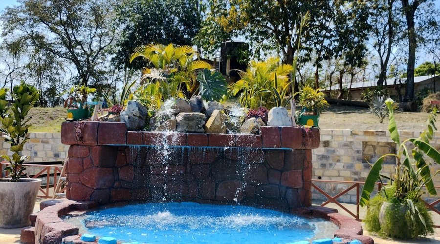 La alberca es de tres niveles y tina de hidromasaje, el sitio ideal para disfrutar de la naturaleza.