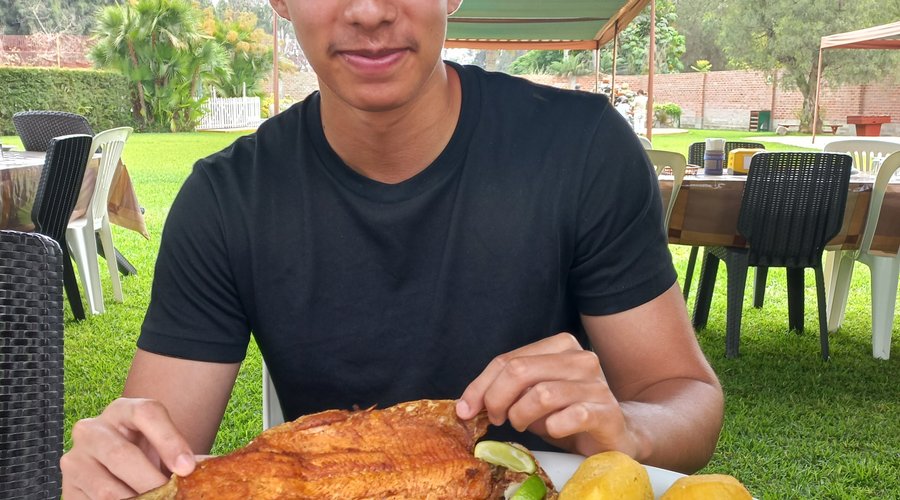 Mi sobrino desde Canadá, vino a degustar su trucha frita!
