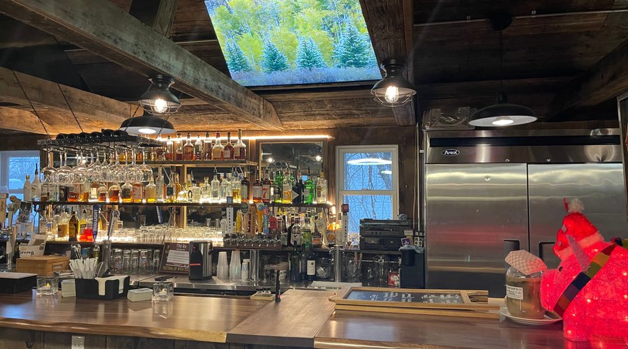 Cozy atmosphere, hot pub fare & delicious drinks.