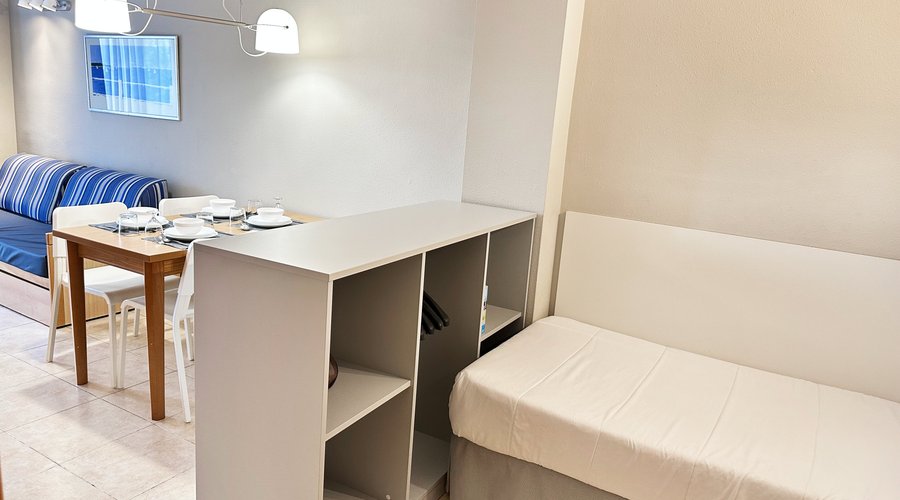  Apartamento Vista al Mar / Apartamento Vista a la Piscina            Salón + Cama Extra  El salón es amplio y luminoso, con una cama extra integrada para mayor versatilidad. Cuenta con acceso directo a una terraza privada con agradables vistas, ofreciendo un espacio ideal para relajarse y disfrutar del entorno.