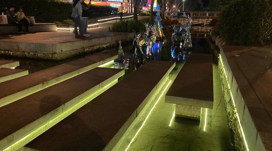 夜はライトアップされています。