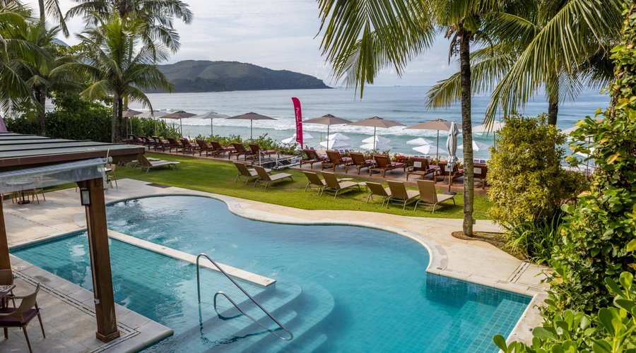 Piscina aquecida com vista para o mar.