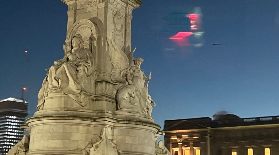 London by night / Queen Victoria Monument Night tour with nice clients from Poland.