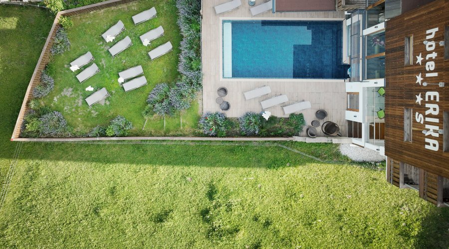 Entspannt auf der Liegewiese oder aktiv im Pool – du entscheidest. 
