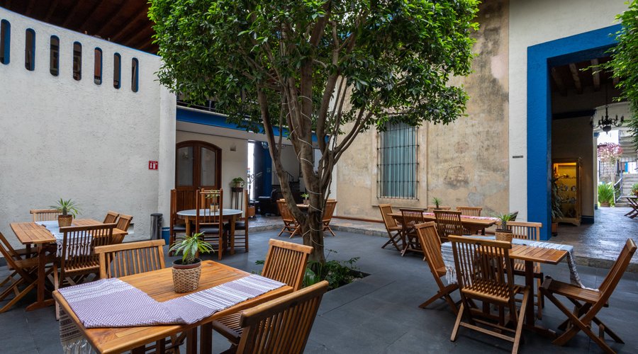 Disfruta de los deliciosos desayunos en nuestro "Patio de la fuente de Talavera".