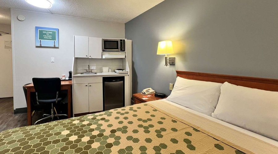 Guest room with queen bed(s)