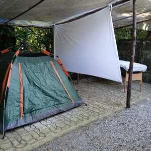 Hospedagem em barraca própria, chamada de camping conforto. A barraca é armada sob lona e sobre piso, com o máximo de conforto. Tatame sob o colchão inflável e torre de tomadas dentro da barraca, além de um lampião de LED. Oferecemos travesseiro, almofada e roupas de cama e banho. A parte, oferecemos pensão completa, com as três refeições do dia: café da manhã, almoço e jantar! Importante! Trata-se de um espaço vegano,  não sendo permitido o consumo de alimentos de origem animal no local.