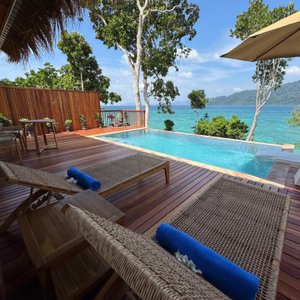 A private paradise 🌿🌊 Relax in your own infinity pool overlooking the sea.