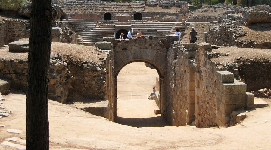 Souvenirs de nos Voyages -- Espagne - Estrémadure - L'amphithéâtre de Merida fait parti d'un des plus grands sites Romain de la péninsule Ibérique construit en l'an 25 avant J.C . Une bonne journée permet d'en faire le tour - 25.02.05 -  Cliquer sur la photo pour découvrir la prise de vue complète