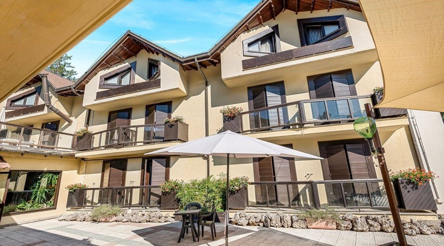 Una vista della struttura dal patio esterno che conduce al giardino dell'hotel. Il patio viene utilizzato nei mesi caldi per piacevoli aperitivi all'ombra.