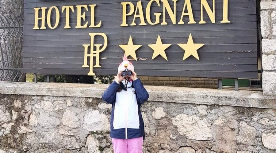 Una nostra giovane ospite che scruta i dintorni dall'insegna dell'hotel.