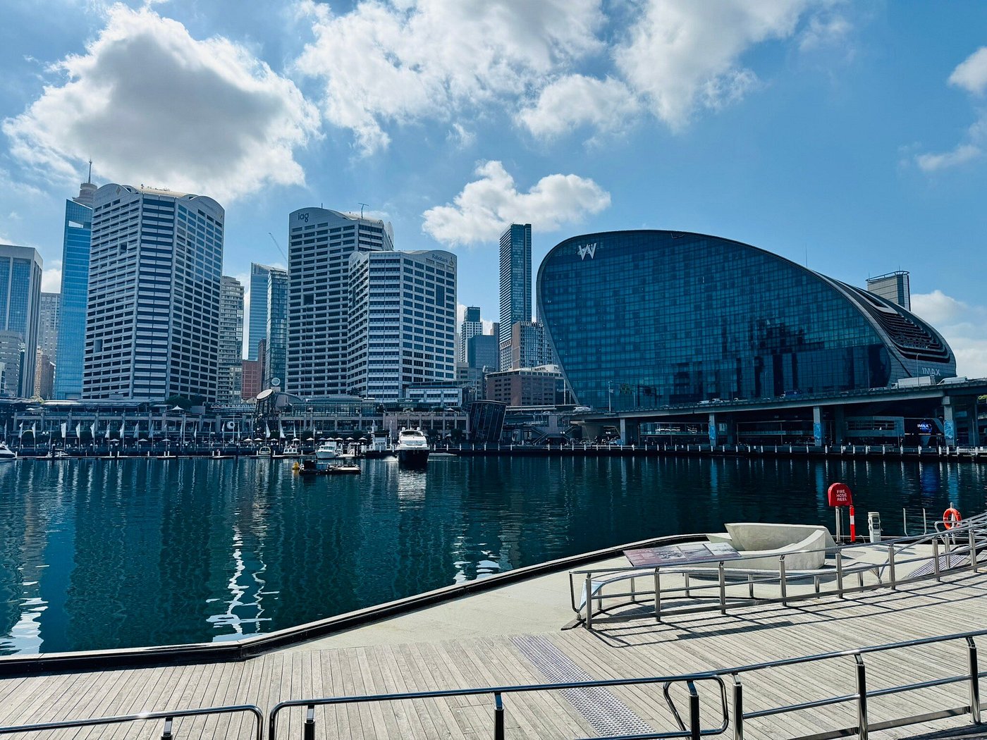 Esta imagen muestra una vista del Darling Harbour en Sídney, Australia.