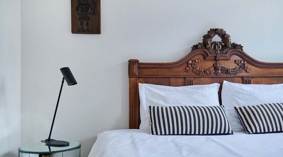 Hello I'm the Frans Hals room. Planning to visit the museum during your stay? I have a big double bed, a big shower and a private toilet.