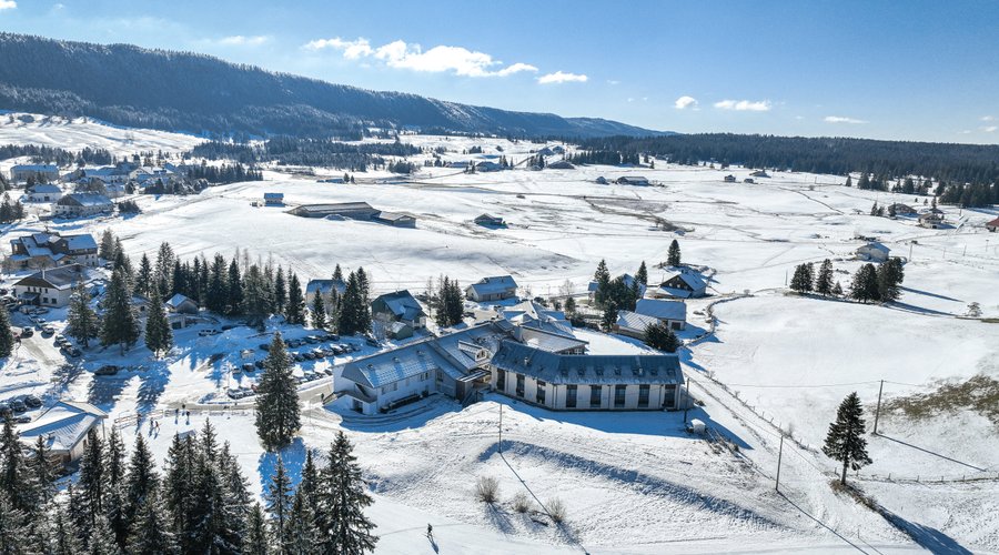 Vue aérienne du village club Miléade à Chapelle-des-bois.