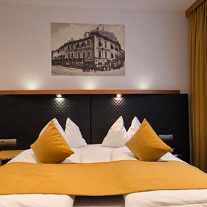 Doppelzimmer Premium Businesszimmer ab 23m² mit großem Badezimmer Dusche/WC, Haartrockner, teilweise Hosenbügler, Telefon, Flachbild-TV, Safe, Klimaanlage und Empfangs-Tablett